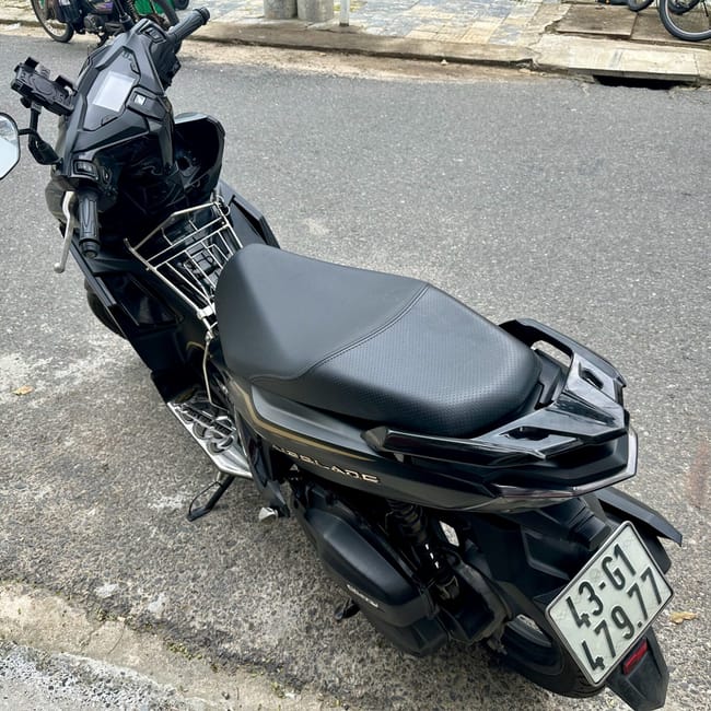Czarny skuter zaparkowany na ulicy w da nang, vietnam.