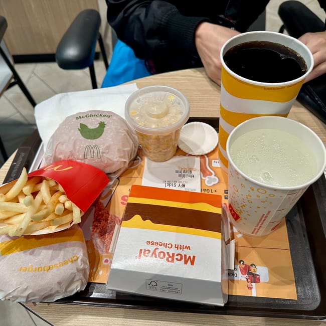 Posiłek mcdonald’s na tacy w restauracji w da nang, wietnamie.