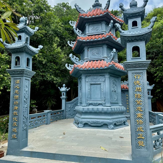 Świątynna wieża w marble mountains w da nang, otoczona zielenią.