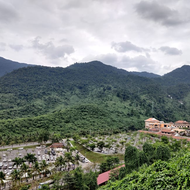 Widok na ba na hills w da nang z górami, parkingiem i zabudowaniami w dolinie.
