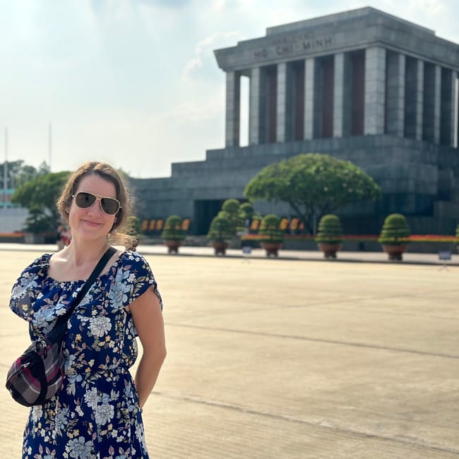 Kobieta przed mauzoleum ho chi minha w hanoi, w słoneczny dzień.