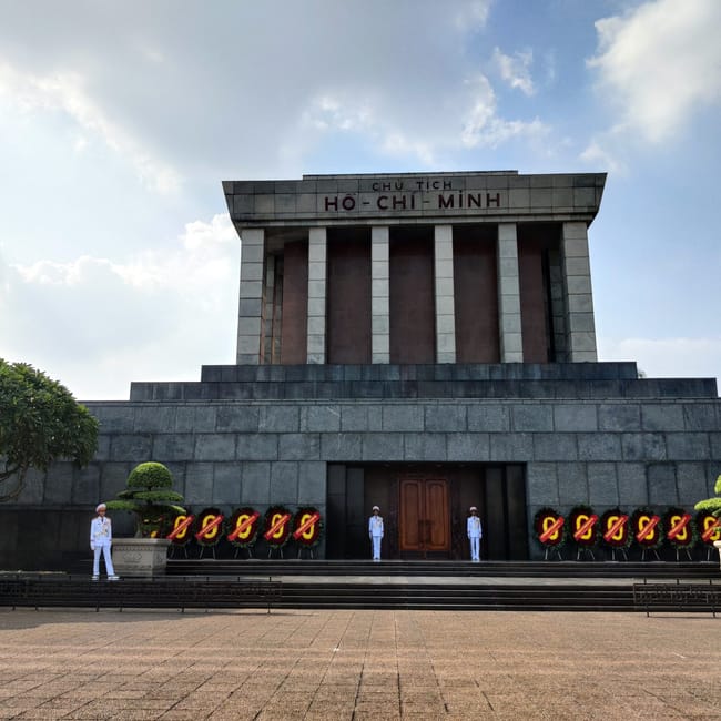Mauzoleum ho chi minha w hanoi z wartownikami i wieńcami na placu