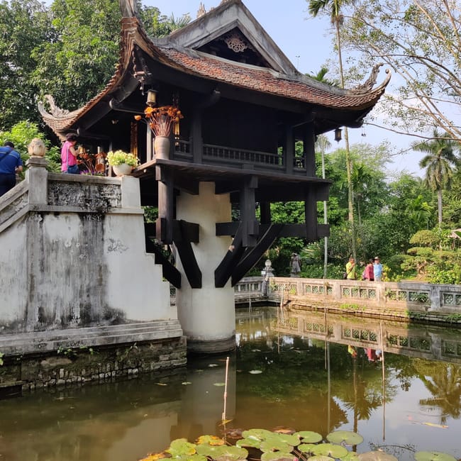 Świątynia jednej kolumny w hanoi nad stawem z liliami wodnymi