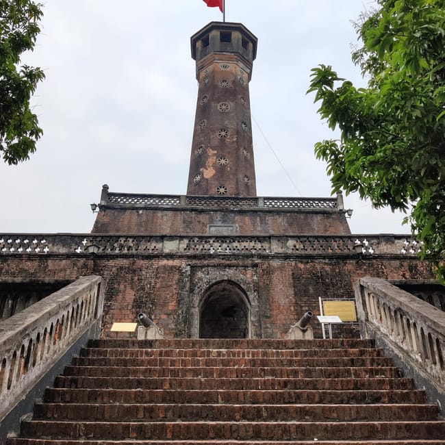 Flaga wieży hanoi flag tower na szczycie zabytkowej ceglanej wieży w hanoi, wietnam