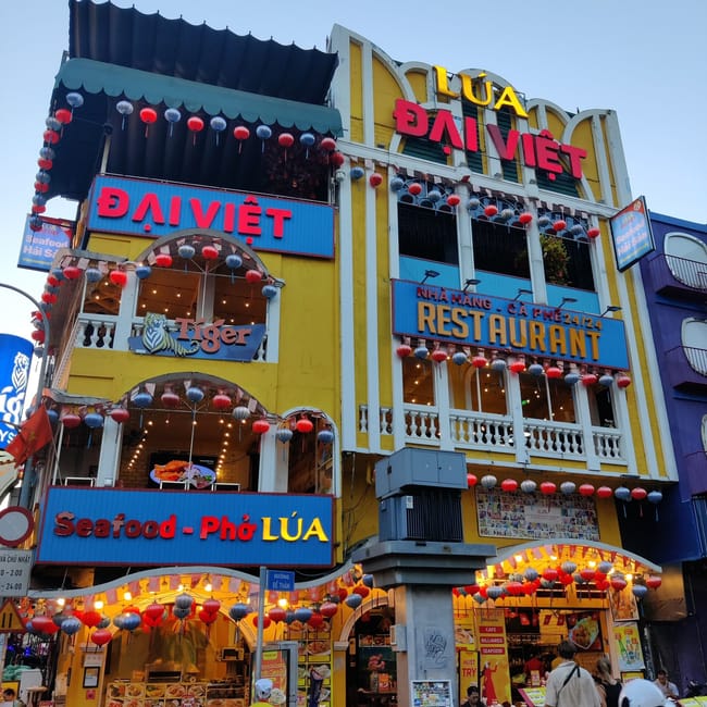Restauracja lúa đại việt w ho chi minh z kolorowymi lampionami i szyldem seafood – phở