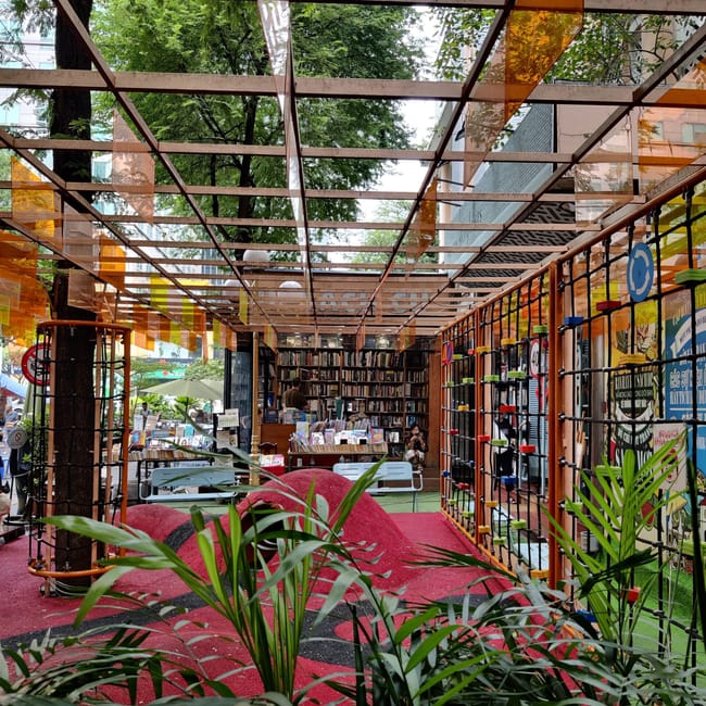 Book street w ho chi minh z kolorową, zadaszoną strefą z książkami i roślinami
