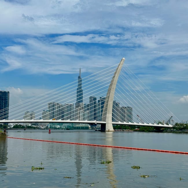 Most bach dang quay park z nowoczesnym mostem i panoramą wieżowców w ho chi minh city