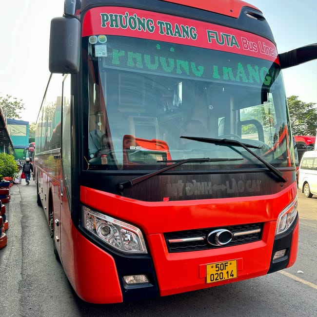 Czerwony autobus futa w dworcu autobusowym ho chi minh w wietnamie
