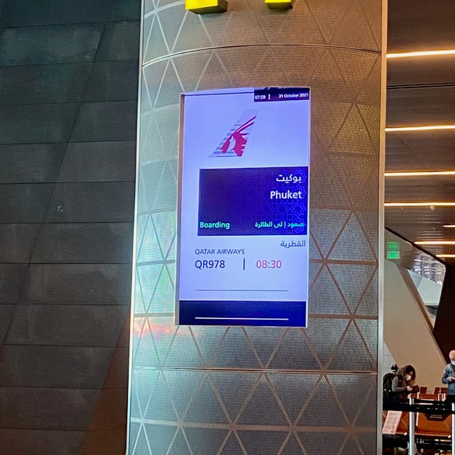 Ekran z boardingiem qatar airways do phuket na lotnisku w dosze