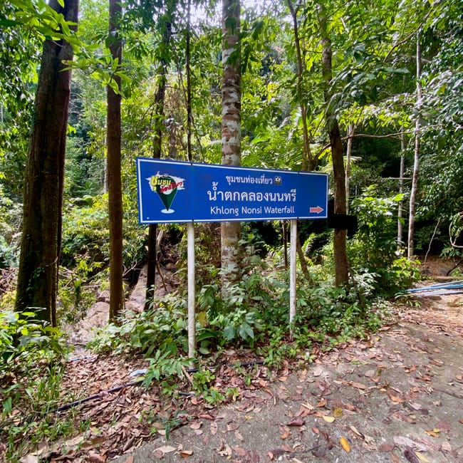 Tablica do wodospadu khlong nonsi w tropikalnym lesie na koh chang.