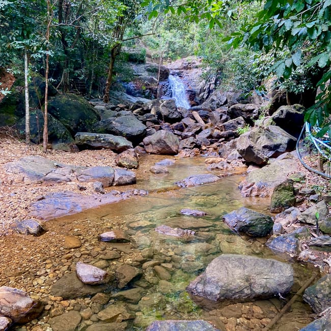 Leśny wodospad i skalisty potok na koh chang, tajlandia