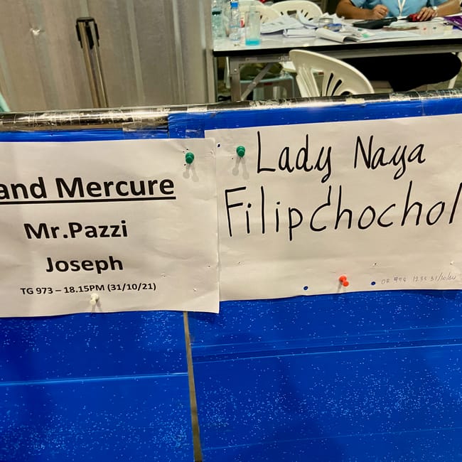 Tablice z nazwiskami przy stanowisku w phuket, w tym grand mercure i lady naya filipchochel