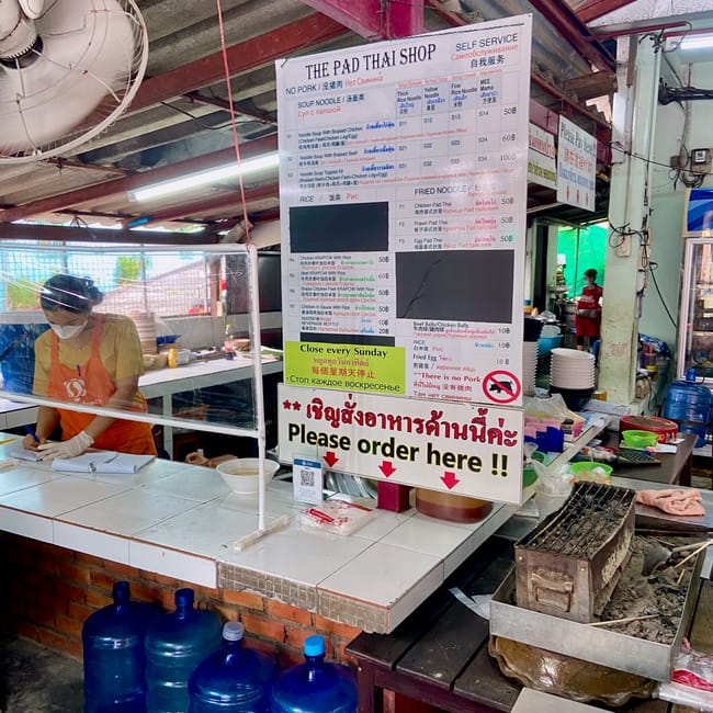 Stoisko the pad thai shop w phuket z menu i tablicą „please order here”
