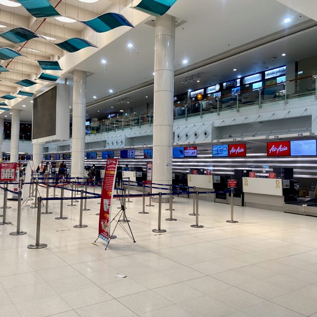Pusty terminal lotniska w phuket z stanowiskami odprawy airasia