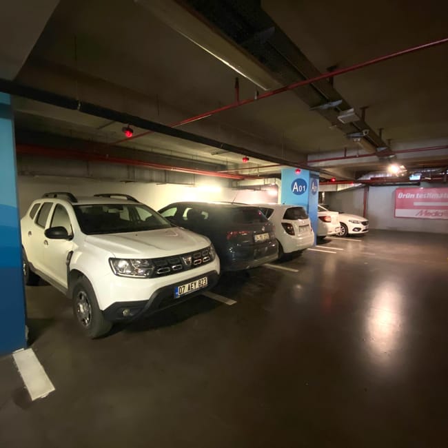 Podziemny parking w stambule z zaparkowanymi samochodami i oznaczeniem a01.