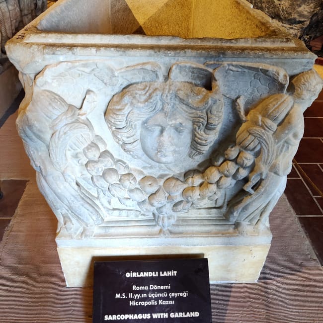 Sarkofag z girlandami w muzeum archeologicznym hierapolis w pamukkale.