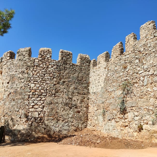 Mury alanii castle na riwierze tureckiej pod błękitnym niebem