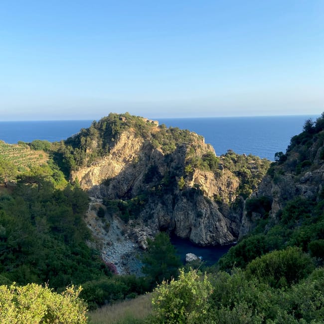 Antiochia ad cragum na tureckiej riwierze, skaliste wybrzeże i zatoka nad morzem śródziemnym