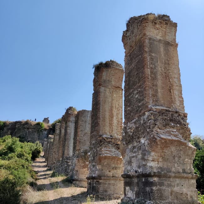 Akwedukt aspendos na tureckiej riwierze, z rzędem starych ceglastych filarów na tle nieba