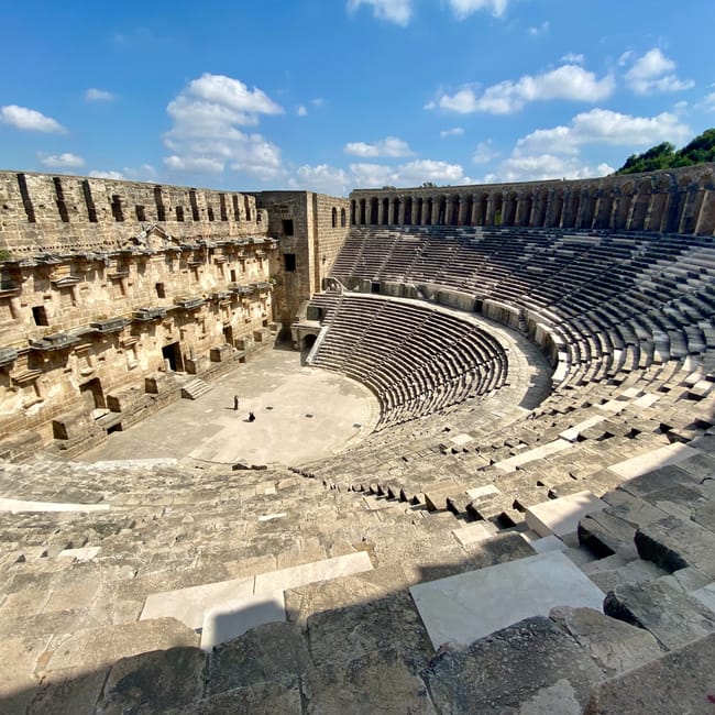 Aspendos theatre w turcji, starożytny kamienny amfiteatr pod błękitnym niebem.