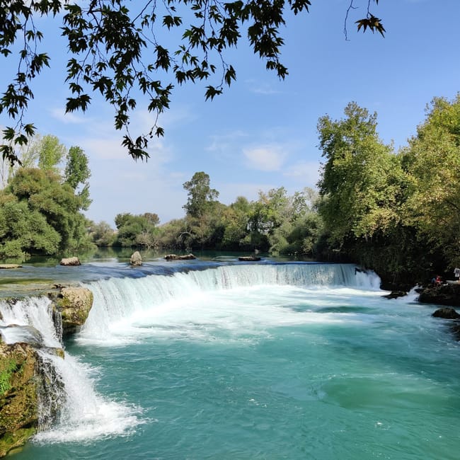 Wodospad manavgat na tureckiej riwierze, otoczony bujną zielenią i błękitną wodą