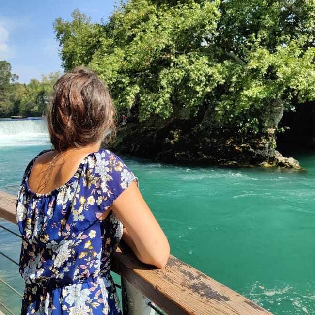 Kobieta patrzy na wodospad manavgat na riwierze tureckiej w turcji