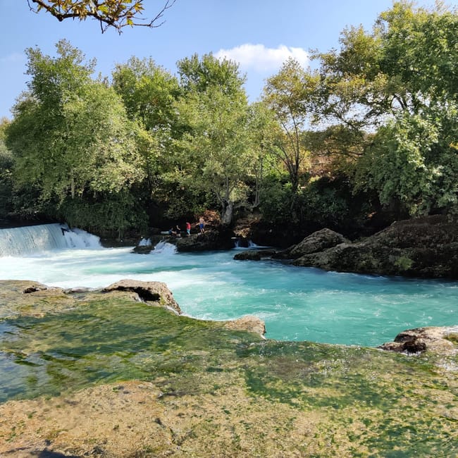 Wodospad manavgat w turcji, z turkusową wodą i otaczającą zielenią