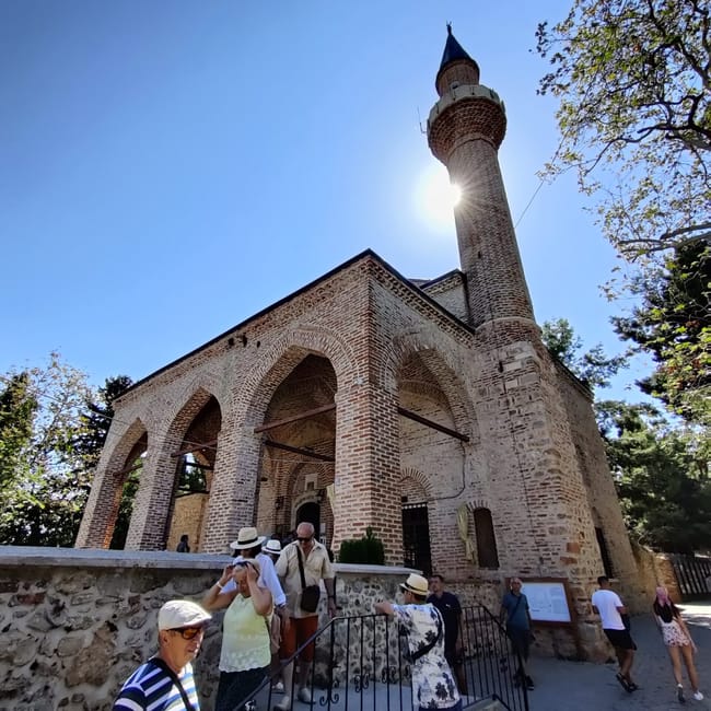Meczet suleymaniye na tureckiej riwierze z wysokim minaretem i turystami przed wejściem