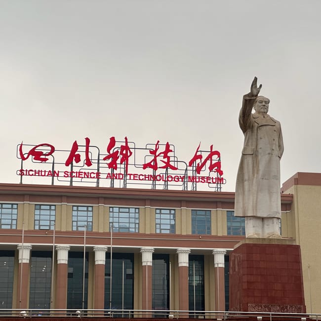 Plac tianfu w chengdu z pomnikiem i budynkiem muzeum nauki i techniki syczuanu