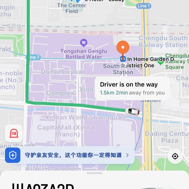 Zrzut ekranu z mapą w chengdu z zamówionym samochodem i komunikatem „driver is on the way”.