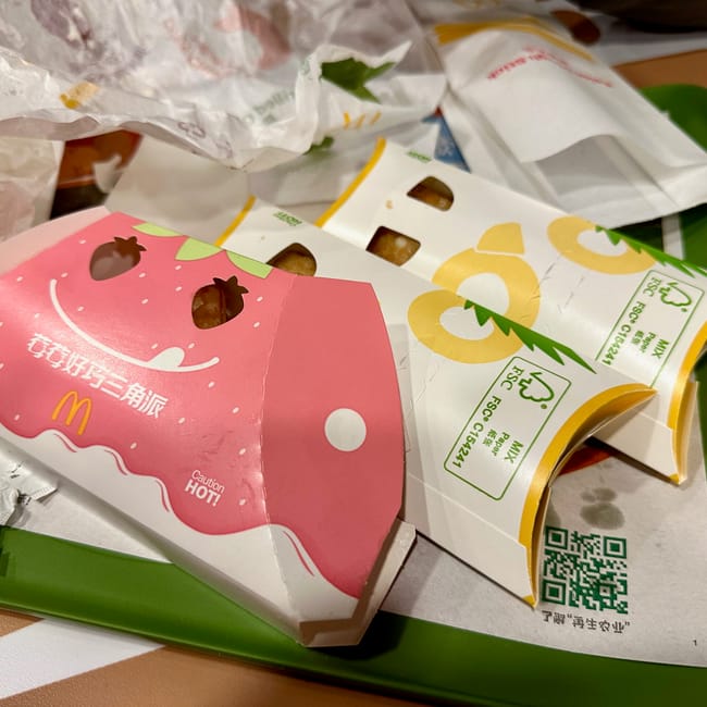 Opakowania po mcdonald’s z jedzeniem i kodem qr na tacy w chengdu