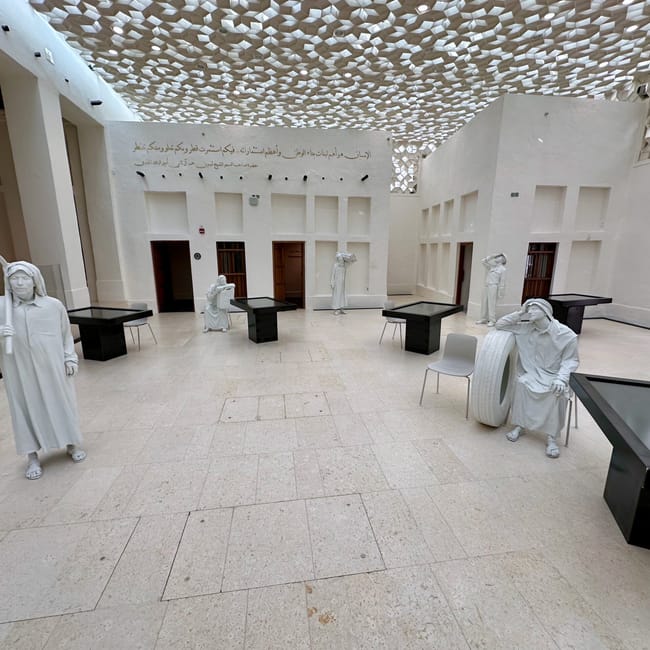 Msheireb museums w doha, z białymi rzeźbami i geometrycznym, ażurowym sufitem.