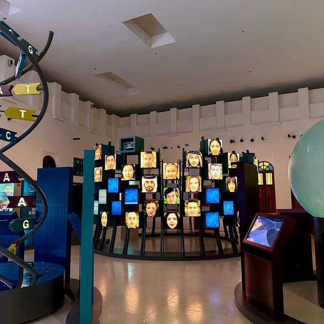 Ekspozycja w msheireb museums w dosze z modelem dna i interaktywnymi ekranami.