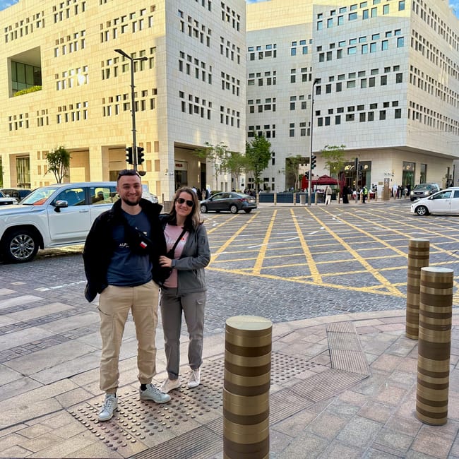Para w centrum doha na tle nowoczesnych budynków i ruchliwej ulicy