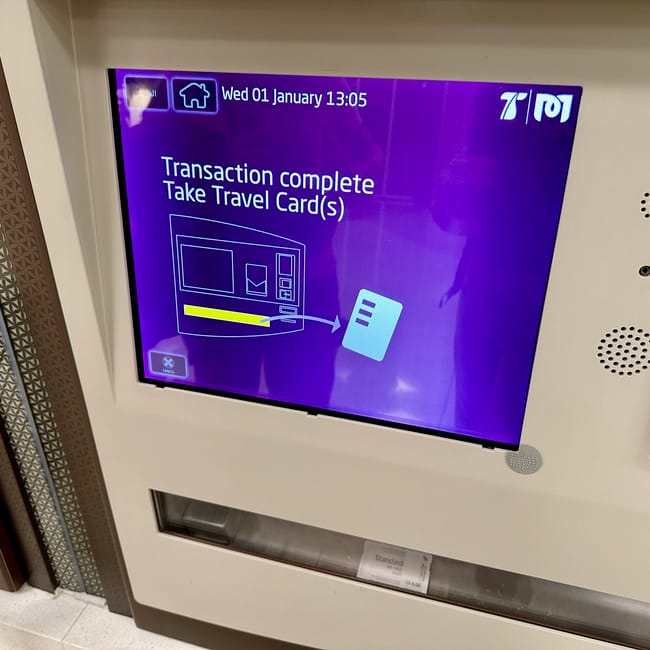Automat biletowy doha metro z ekranem „transaction complete” i kartą travel card