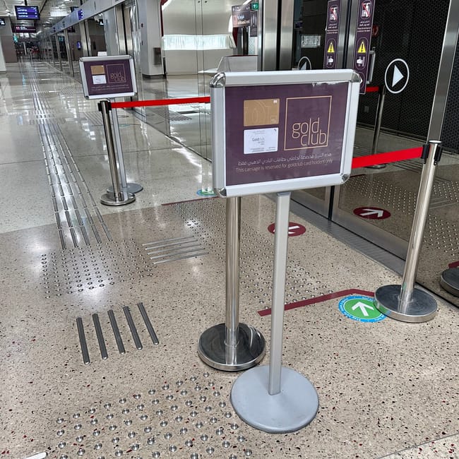Peron doha metro z oznaczeniem strefy gold club i barierkami wejścia