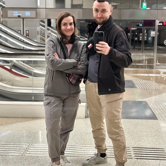 Jadwiga i filip w metrze w dosze, robią selfie na tle schodów ruchomych.
