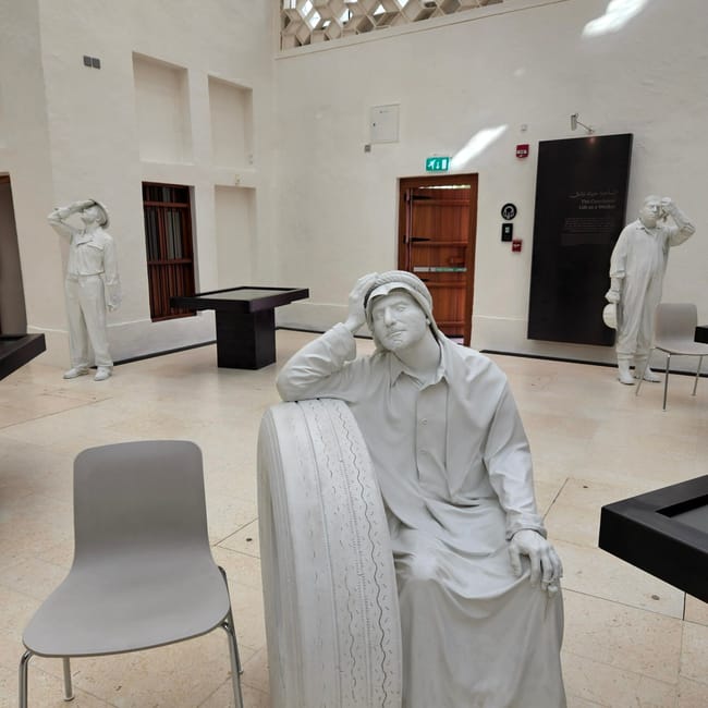 Instalacja białych figur ludzi w galerii doha company house w katarze