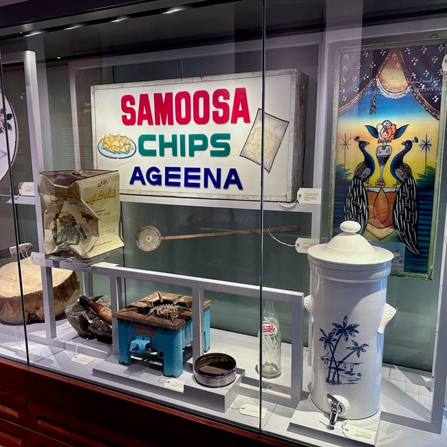 Muzealna ekspozycja w doha mohammed bin jassim house z szyldem samosa chips ageena i dawnymi przedmiotami codziennymi