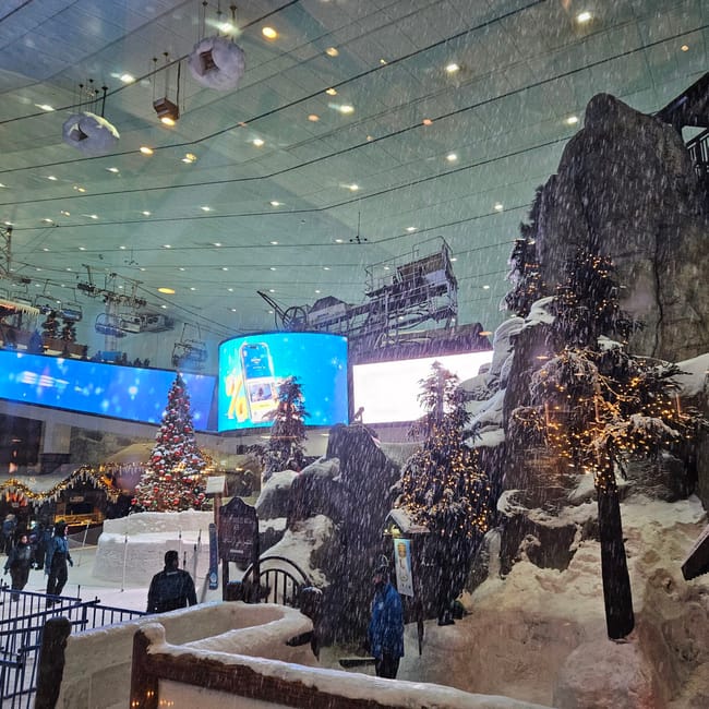 Dubai ski w dubaju: zimowy stok, sztuczny śnieg i choinka w hali narciarskiej