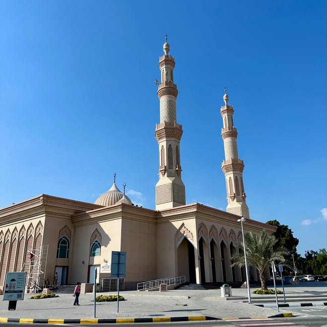 Meczet przy sharjah cultural square z dwiema wysokimi minaretami pod błękitnym niebem