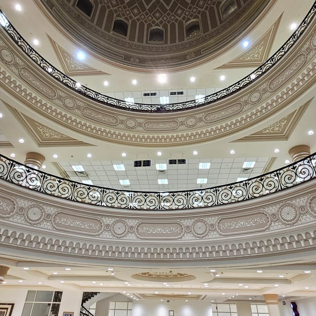 Wnętrze biblioteki w sharjah z ozdobnymi balkonami i kopułą.