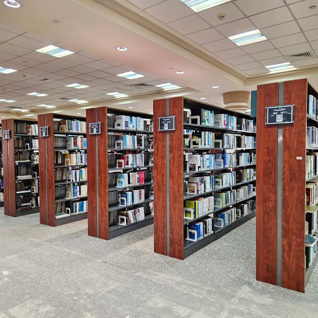 Wnętrze biblioteki w sharjah library z rzędami regałów z książkami.