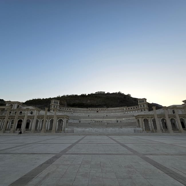 Khorfakkan amphitheatre w sharjah na tle wzgórza o zachodzie słońca