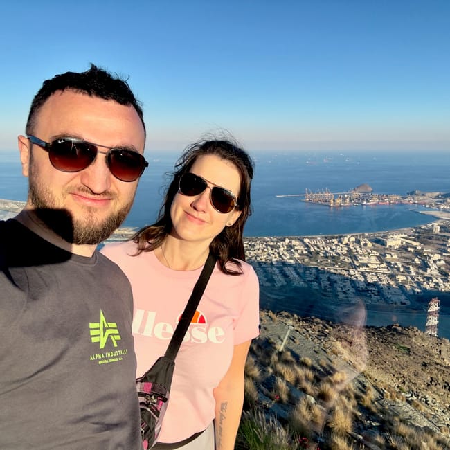 Selfie pary w sharjah al suhub rest area z widokiem na wybrzeże i port.