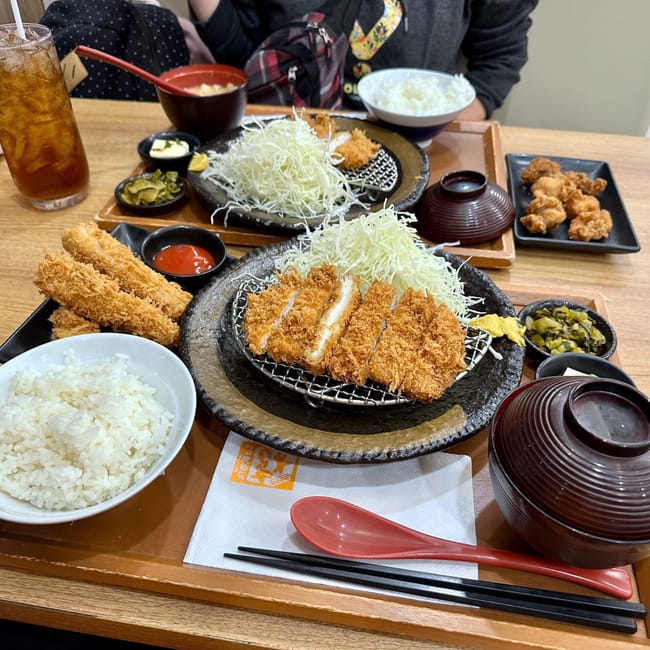 Posiłek z tonkatsu, ryżem i zupą w restauracji w bangkoku, tajlandia