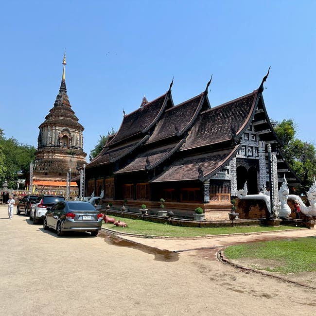 Wat lok moli w chiang mai z tradycyjną świątynią i złotą stupą pod błękitnym niebem