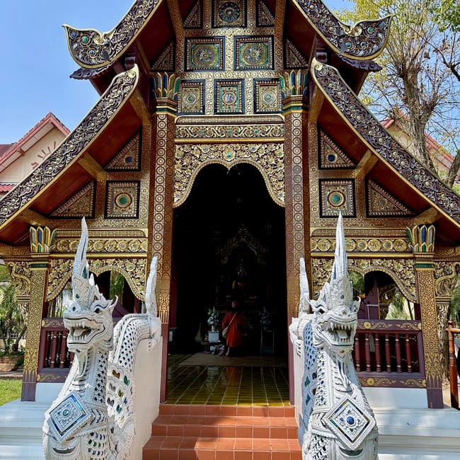 Wat phra singh woramahawihan w chiang mai z ozdobnymi smokami przy wejściu