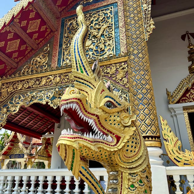 Smok-naga przy świątyni wat phra singh woramahawihan w chiang mai, thailandia