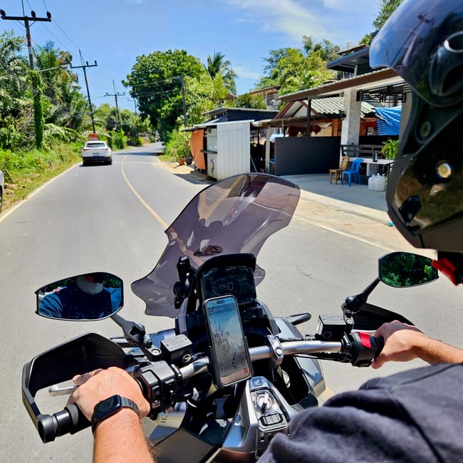 Jazda skuterem po drodze na phuket w tajlandii